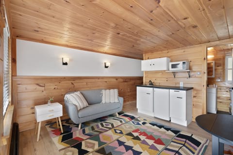 King Suite | Premium bedding, iron/ironing board, free WiFi, bed sheets