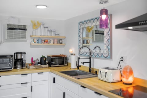 Studio King Suite | Private kitchen | Microwave