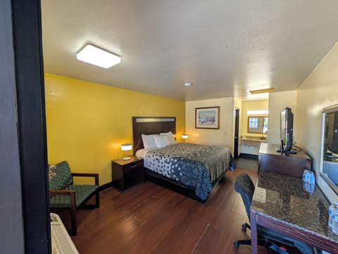 Single Room, 1 King Bed | Free WiFi, bed sheets