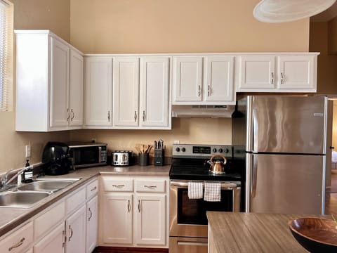 Fully equipped kitchen with island