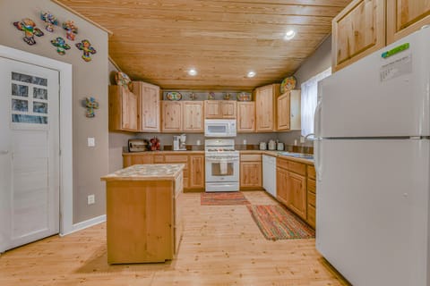 Kitchen | Blender | Crockpot | Trash Bags/Paper Towels | Main Floor
