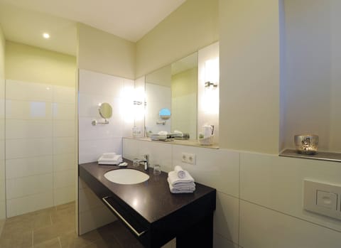 Hypo-allergenic bedding, in-room safe, desk, laptop workspace