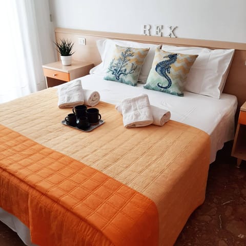 Standard Studio | Cribs/infant beds, rollaway beds, bed sheets
