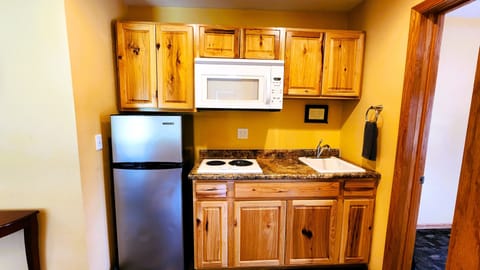 Aspen Room | Private kitchen | Fridge, microwave, coffee/tea maker