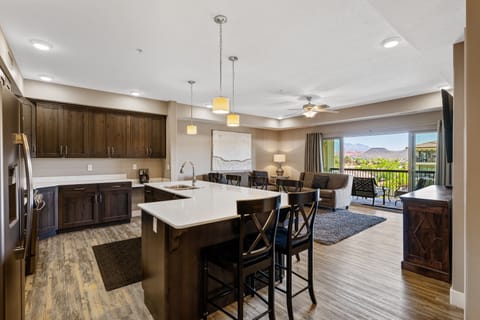 Condo, 3 Bedrooms | Private kitchen | Fridge, oven, coffee/tea maker, toaster