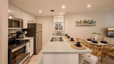 Seating for 4 at the kitchen island as well...