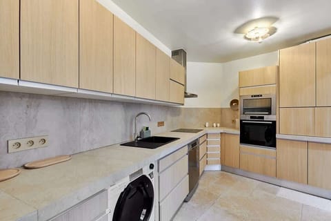 Cuisine entièrement équipée avec machine à café nespresso, machine à laver séchante, lave vaisselle, four, micro onde 