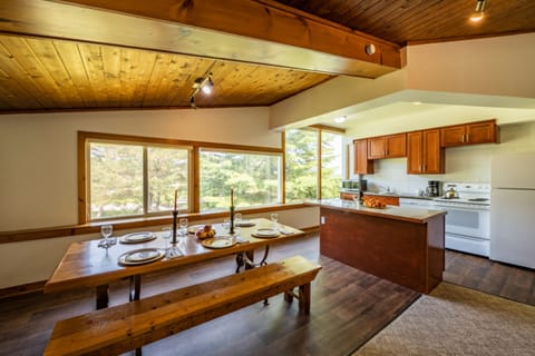 Classic Cottage, 4 Bedrooms, Mountain View | Private kitchen | Coffee/tea maker, full-size fridge, microwave, oven