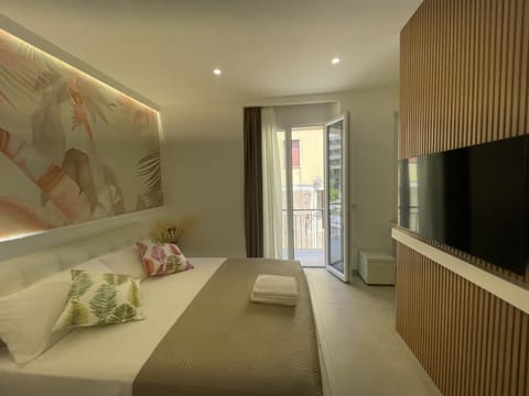 Family Room | Desk, soundproofing, iron/ironing board, free WiFi