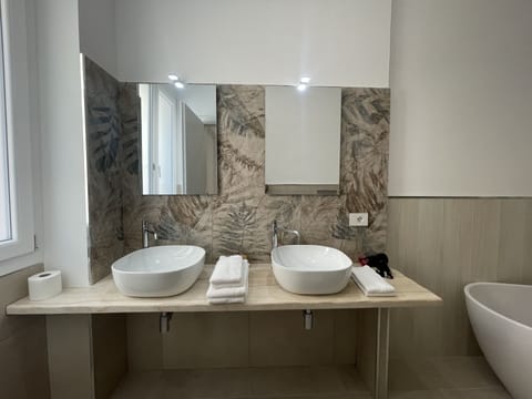 Family Room | Bathroom | Shower, hair dryer, bidet, towels