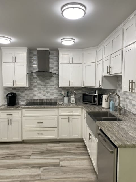  Fully stocked kitchen with glass flat cooktop, Keurig-cup K duo coffee maker.