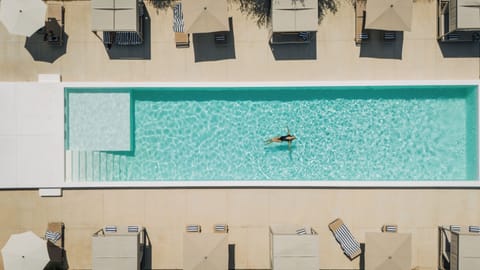 2 outdoor pools