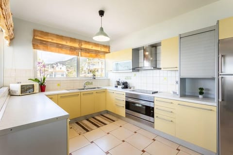 Fully-equipped kitchen