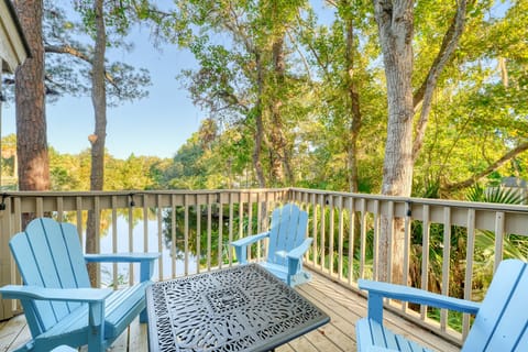 Welcome to ISLAND LIFE – a charming 3/2 Sea Pines bungalow!