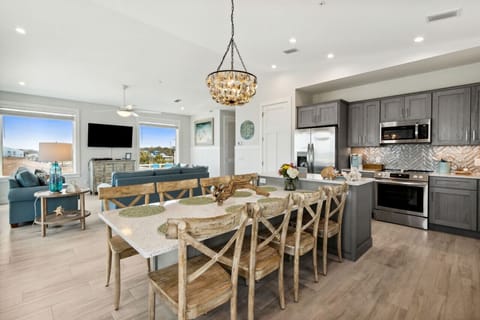 Fully stocked kitchen | Dining area