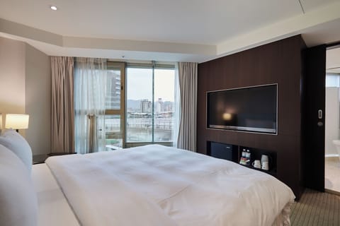 Deluxe Room, 1 Double Bed | In-room safe, desk, blackout drapes, soundproofing
