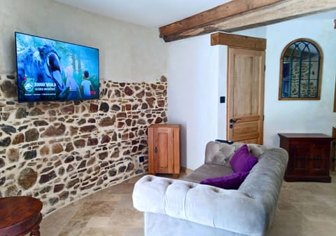 Royal Cottage | Living area | Flat-screen TV, Netflix, streaming services