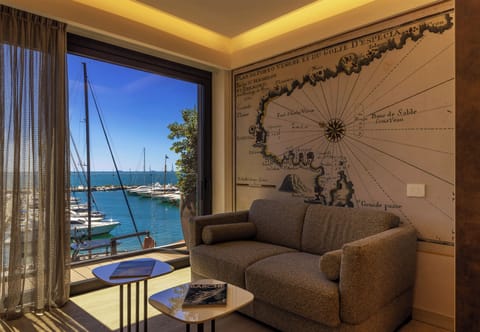 Suite, Sea View | Living area | 55-inch Smart TV with digital channels, Netflix, heated floors