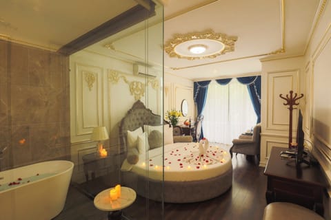 Luxury Suite | In-room safe, desk, laptop workspace, blackout drapes