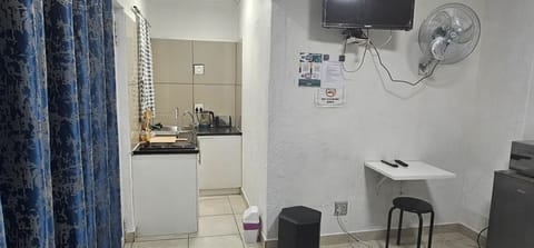 Room 8 - Standard Room | Desk, laptop workspace, iron/ironing board, free WiFi