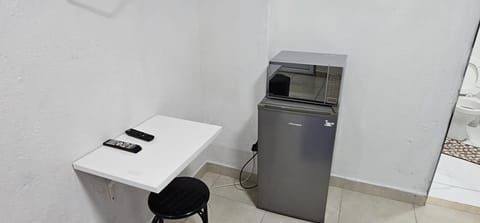 Room 8 - Standard Room | Desk, laptop workspace, iron/ironing board, free WiFi