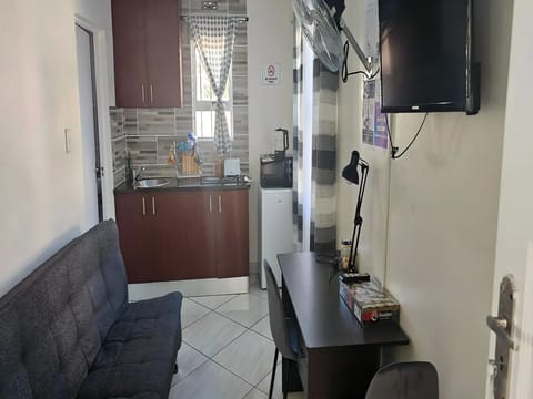 Studio Suite | Desk, laptop workspace, free WiFi, bed sheets