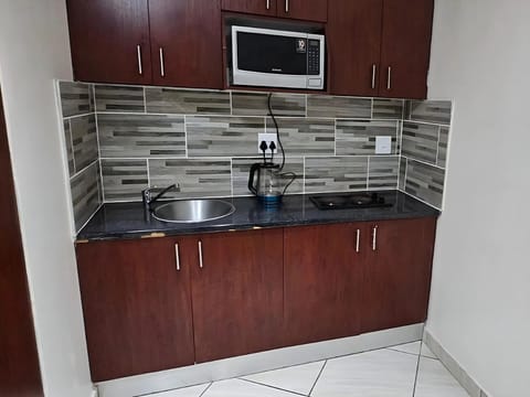 Standard Studio | Desk, laptop workspace, free WiFi, bed sheets