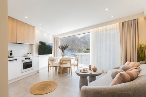 Well equipped kitchen and table for breakfast, lunch or dinner.