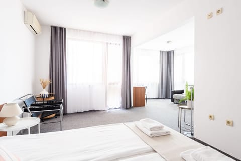 Classic Studio Suite, Sea View | Desk, iron/ironing board, free cribs/infant beds, travel crib