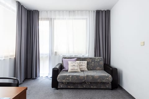 Classic Studio Suite, Sea View | Desk, iron/ironing board, free cribs/infant beds, travel crib