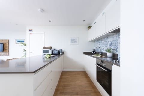 Modern well equipped kitchen - 6 The Point, Pentire
