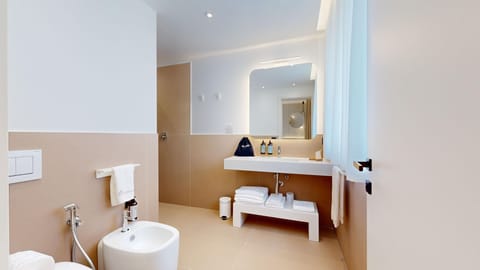 Comfort Double Room, 1 Bedroom, Non Smoking | Bathroom | Shower, rainfall showerhead, hair dryer, bidet