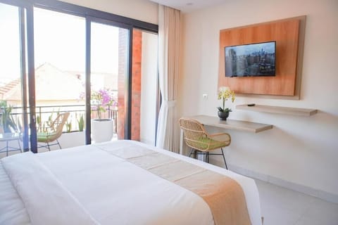 Standard Double Room | Minibar, in-room safe, desk, laptop workspace