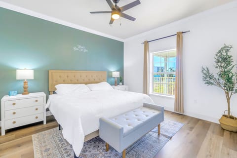 Siesta Key 2BR vacation rental with pool, Jacuzzi, and patio near the beach.