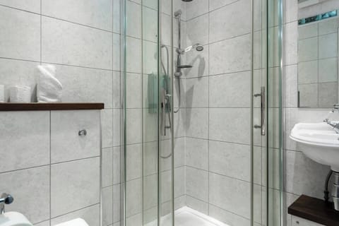 Luxurious Bathroom Retreat: Revitalize with dual shower heads and sleek, modern decor!