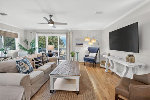 Living room with wall mounted TV.