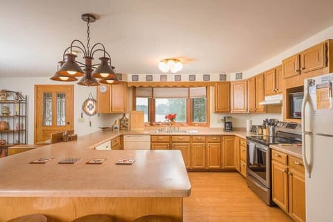 Fully equipped kitchen with 2 ovens and plenty of counter space to cook and entertain.