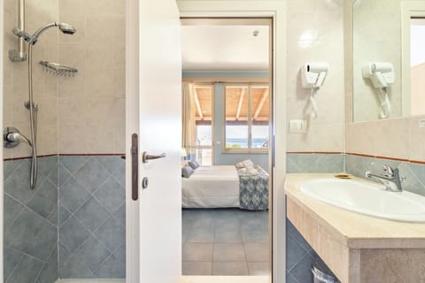 Classic Double or Twin Room | Bathroom | Rainfall showerhead, towels