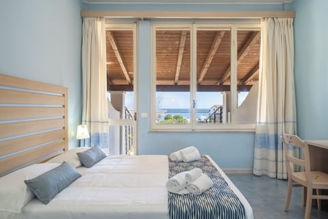 Classic Double or Twin Room | Minibar, in-room safe, bed sheets