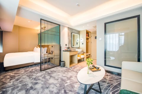 Executive Room | Hypo-allergenic bedding available, down comforters, minibar (free items)