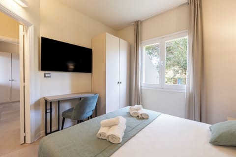 In-room safe, bed sheets