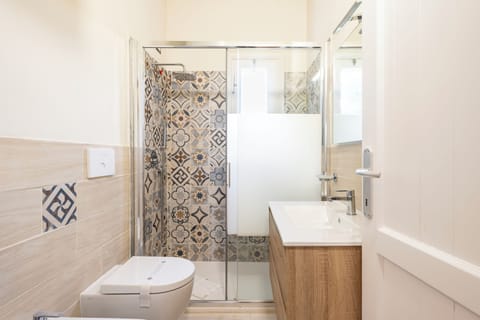 Shower, hair dryer, bidet, towels