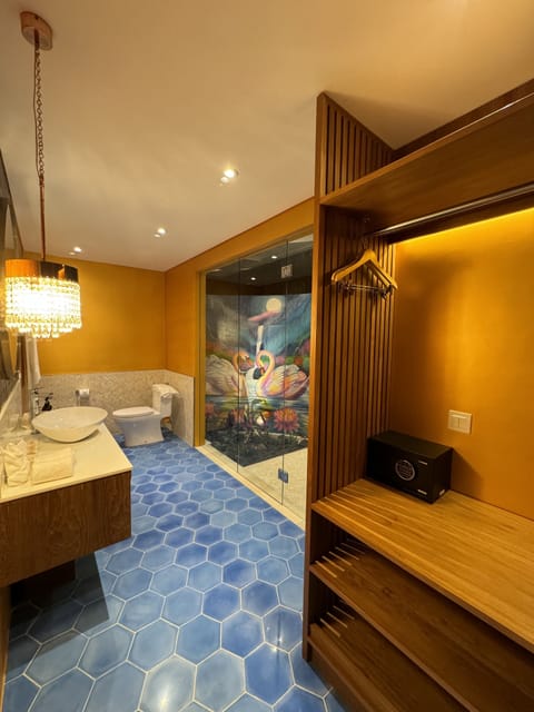 Design Double Room, Non Smoking, Pool View | Bathroom | Shower, rainfall showerhead, designer toiletries, towels