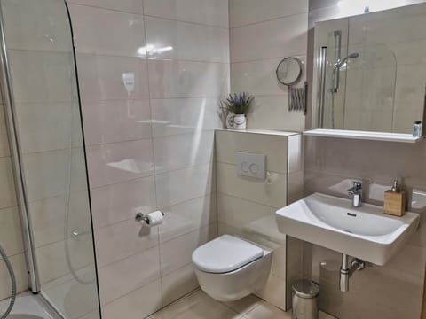 Deluxe Room, 1 King Bed, Nature View | Bathroom | Free toiletries, hair dryer, towels, shampoo