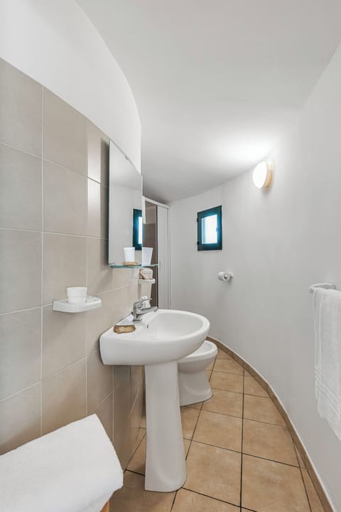 Comfort Room | Bathroom | Shower, free toiletries, bidet, towels