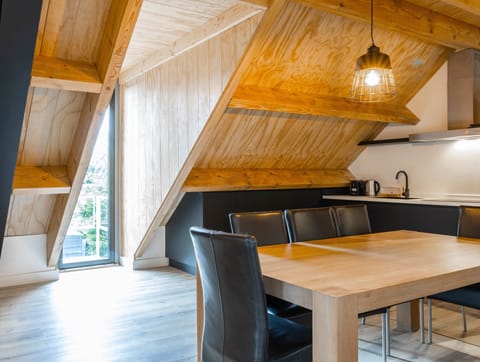  A cozy dining corner for relaxed mornings and quiet dinners at Bed en Koffie (Bed and Coffee).