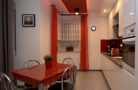Apartment, 1 Bedroom, Kitchenette (Charlie ) | Private kitchenette | Full-size fridge, microwave, stovetop, dishwasher
