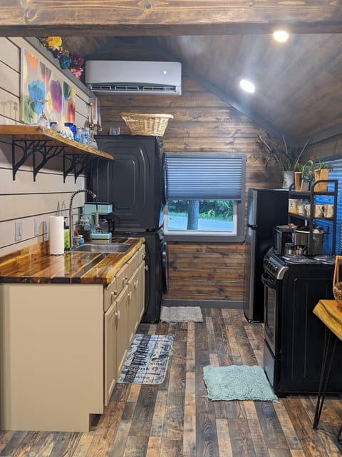 Full kitchen, coffee/tea bar, washer and dryer