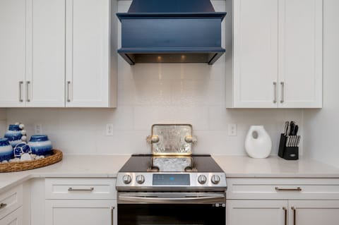 Mariner's kitchen is fully stocked and ready for your culinary masterpiece.