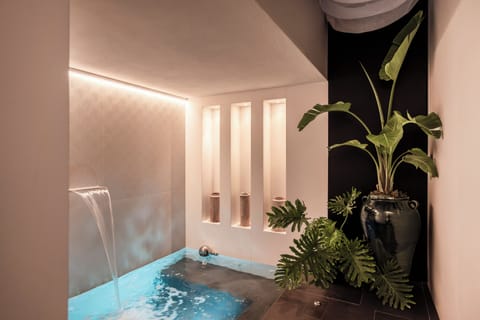 Romantic Room | Private spa tub